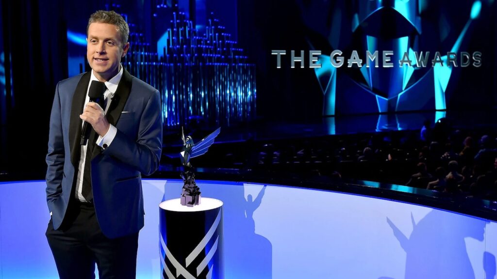 Geoff Keighley con al fianco il logo dei The Game Awards 2023