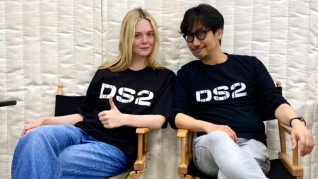 Hideo Kojima con Elle Fanning e delle magliette di Death Stranding 2