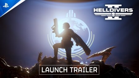 Il protagonista di Helldivers 2 con il logo del trailer di lancio