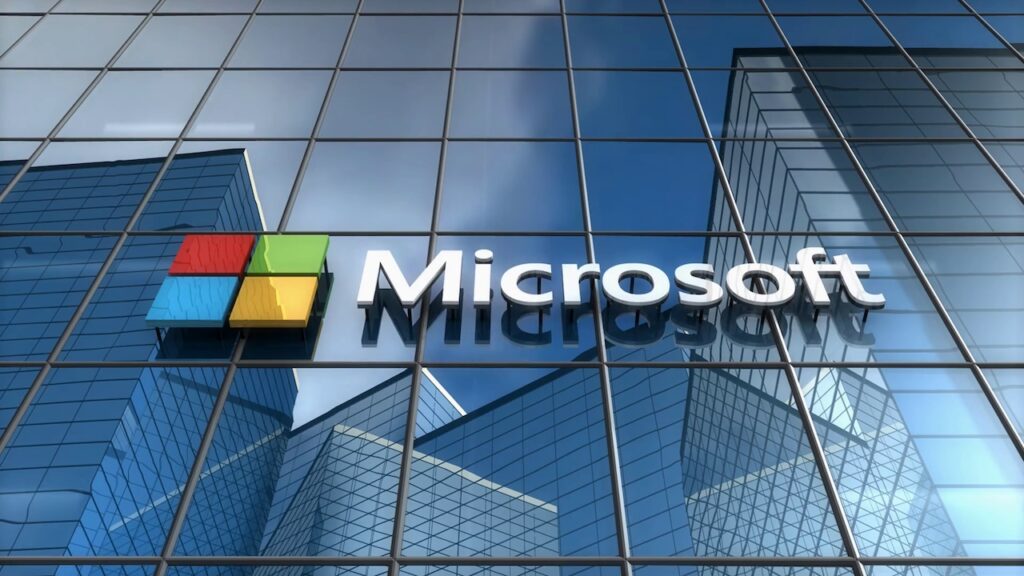 Il logo di Microsoft su una vetrata