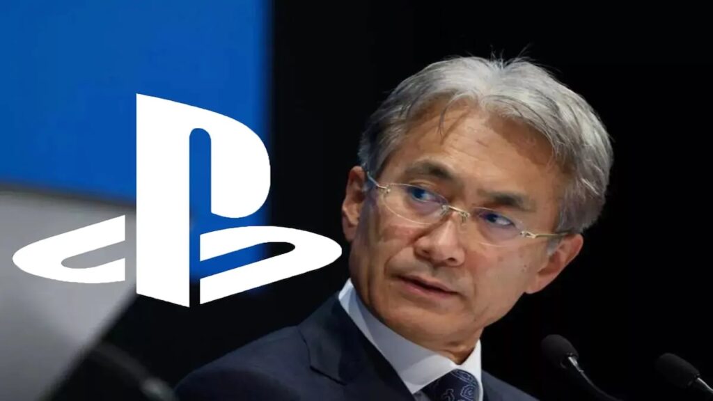 Kenichiro Yoshida di Sony con il logo PlayStation al fianco