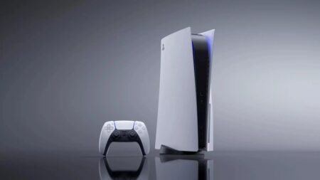 PS5: le vendite calano del 19% in UK a Dicembre 2023, ma è ancora la console più venduta Una PS5 in verticale