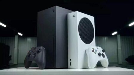 Una Xbox Series X ed una Series S in verticale su un tavolo