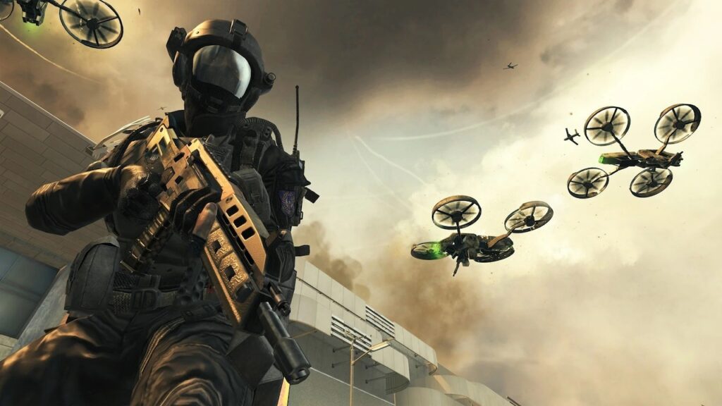 Un soldato di Call of Duty con dei droni in cielo