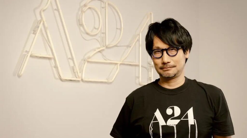 Hideo Kojima con addosso una t-shirt con il logo A24