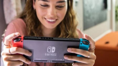 Una ragazza con in mano un Nintendo Switch