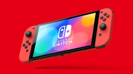 Nintendo Switch su uno sfondo rosso
