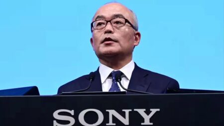 Hiroki Totoki con il logo di Sony