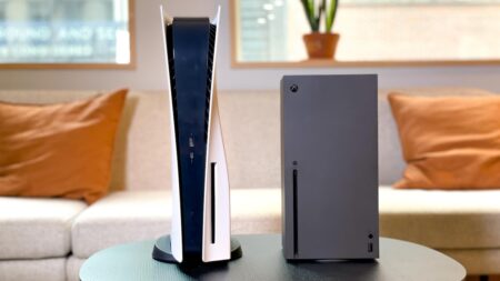 Una PS5 ed una Xbox Series X in verticale su un tavolo