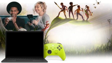 Due ragazzi con un computer ed un controller Xbox per Xbox Cloud Gaming