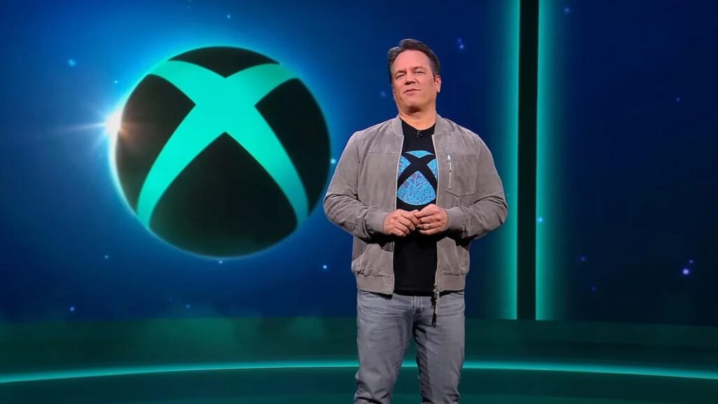 Phil Spencer con il logo di Xbox dietro