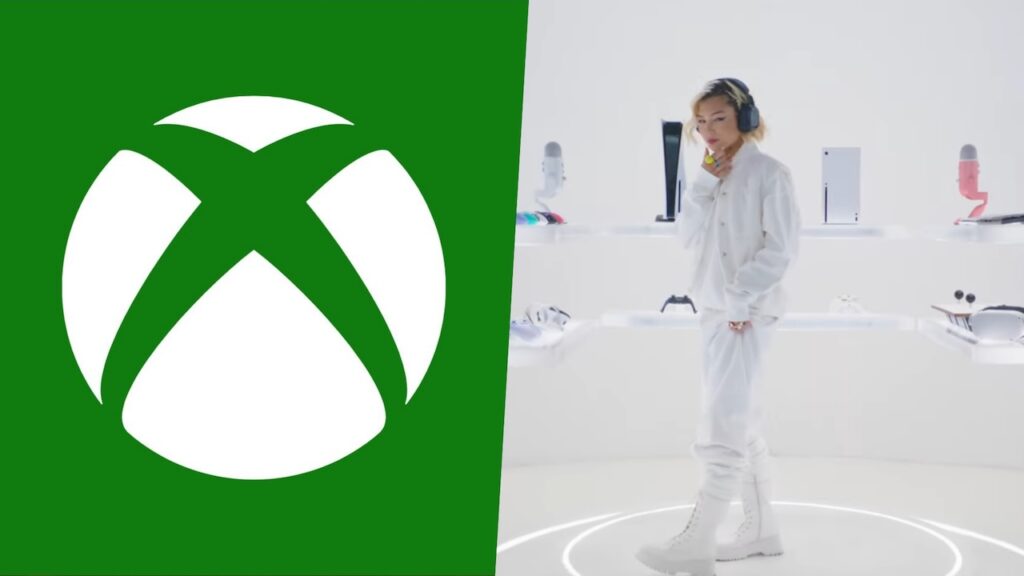 Il logo di Xbox con al fianco una Xbox Series X bianca