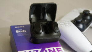 Le INZONE Earbuds sulla loro scatola accanto ad un controller PS5