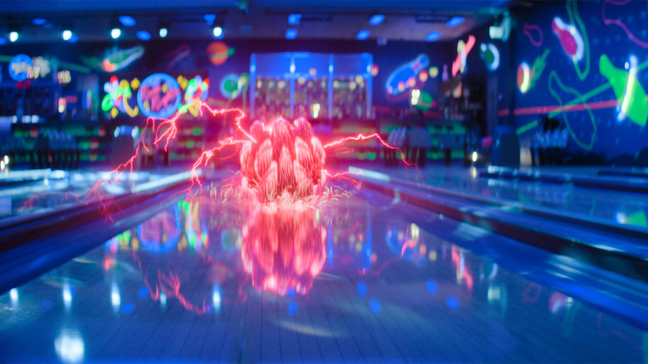 La mossa speciale di Knuckles in una pista da bowling