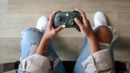 Un Xbox Controller Nocturne tra le mani di una giocatrice