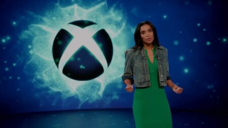 Sarah Bond con il logo Xbox sullo sfondo