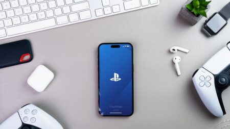 Uno smartphone con dentro il logo di PlayStation