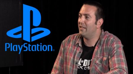 Jason Blundell con il logo PlayStation