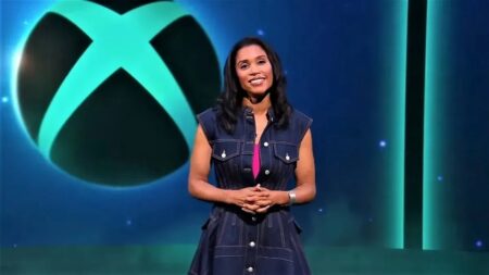 Sarah Bond con il logo di Xbox