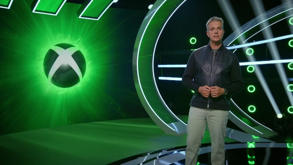 Matt Booty con il logo Xbox