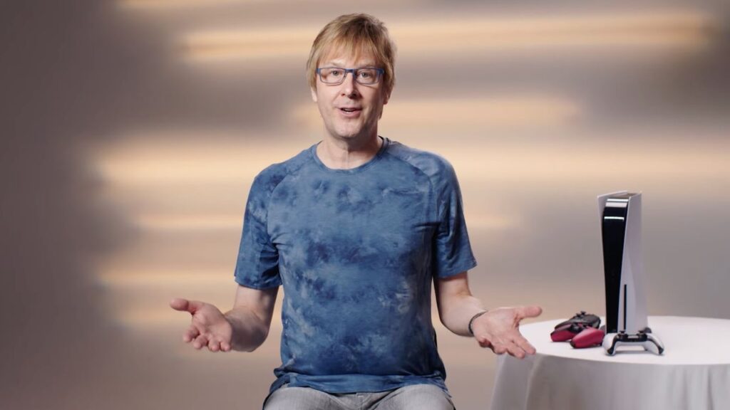 Mark Cerny con al fianco una PS5