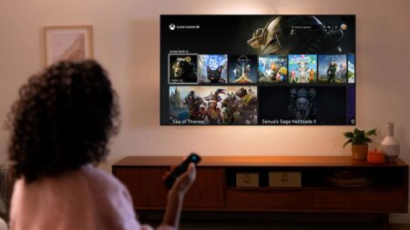 Una donna con Xbox Cloud Gaming su un Amazon Fire TV