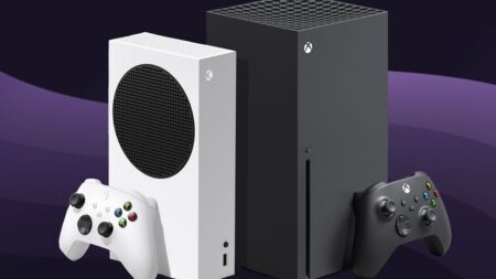 Una Xbox Series X e Series S con lo sfondo viola