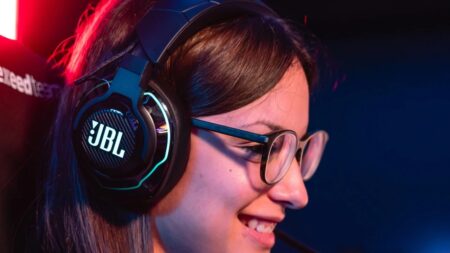 Una ragazza con le cuffie JBL