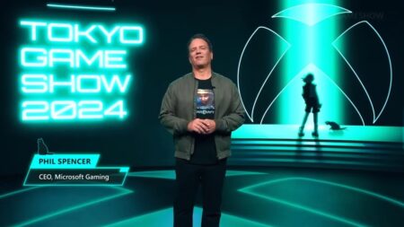 Phil Spencer con dietro il logo di Xbox del Tokyo Game Show 2024