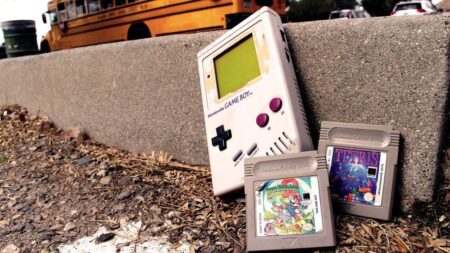 Un Game Boy vicino ad un marciapiede