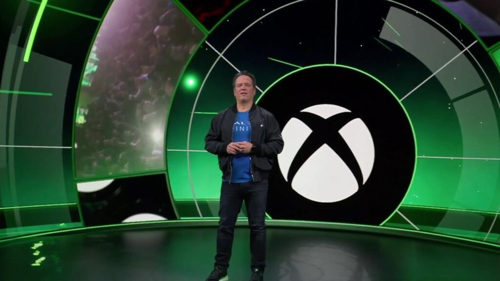 Phil Spencer con il logo Xbox