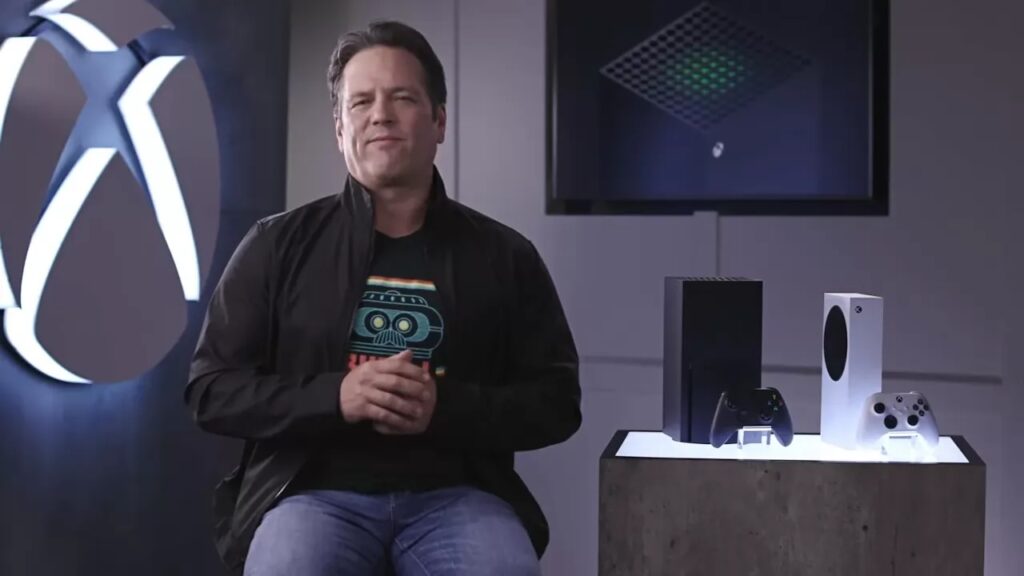 Phil Spencer con al fianco una Xbox Series X e Series S