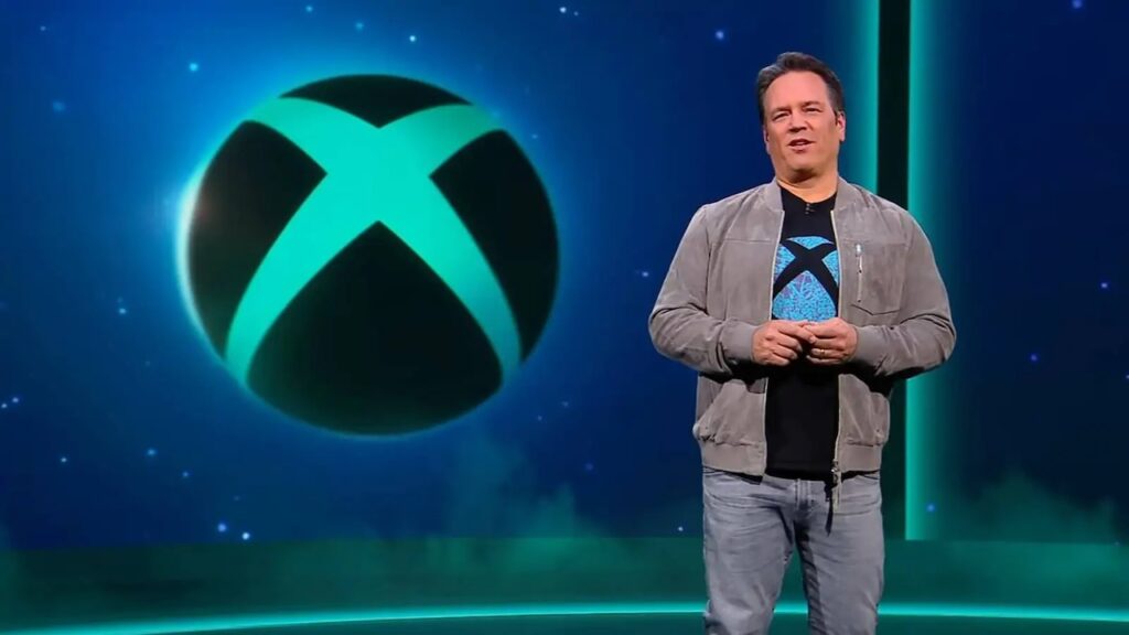 Phil Spencer con dietro il logo di Xbox