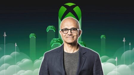 Satya Nadella con dietro il logo Xbox