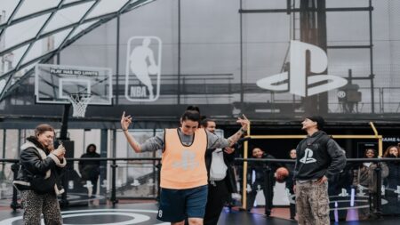 Una giocatrice di Basket con il logo di PlayStation