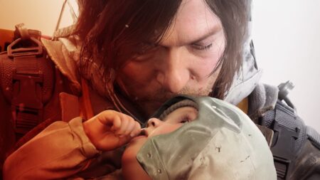 Sam Porter Bridges di Death Stranding 2: On The Beach con Louise in braccio