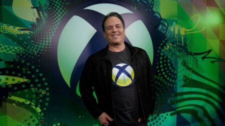 Phil Spencer con dietro il logo di Xbox