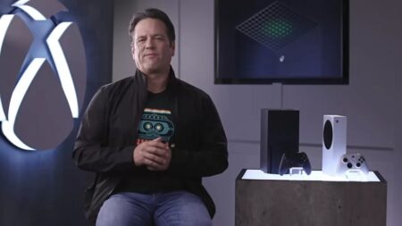 Phil Spencer con dietro delle Xbox Series X e Series S