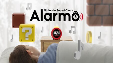 Una ragazza che dorme in un letto con di fronte Nintendo Alarmo