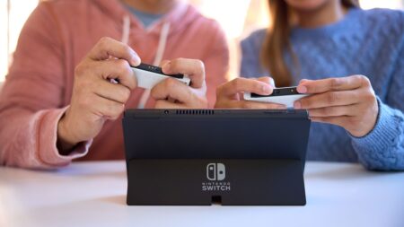 Un Nintendo Switch con due giocatori