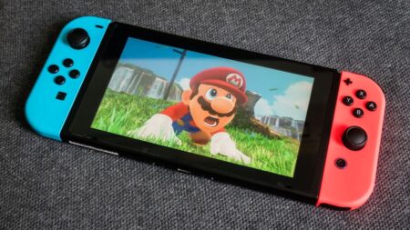 Un Nintendo Switch 1 con Super Mario sullo schermo