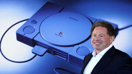 Bobby Kotick con una PS1 sullo sfondo