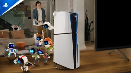 Una PS5 con Finn Wofhard ed una PlayStation Portal con Astro Bot sullo sfondo