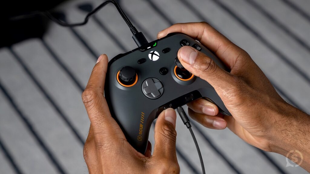 Lo Scuf Valor Pro Wired Performance tra le mani di un giocatore