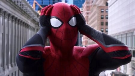 L'Uomo Ragno di Spider-Man con le mani in faccia