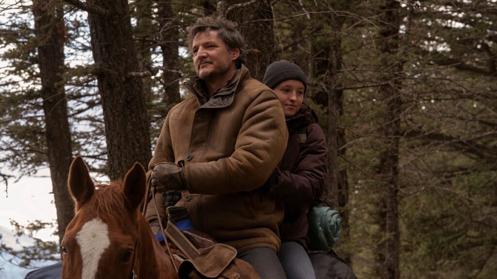 Joel ed Ellie della serie TV di The Last of Us a cavallo