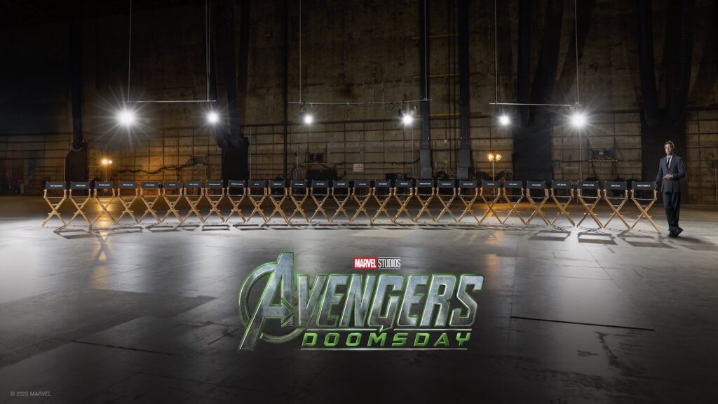 Robert Dawney Jr. con le sedie del cast di Avengers: Doomsday