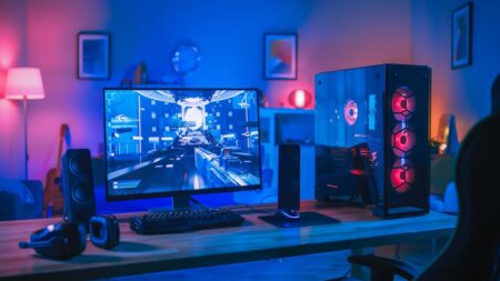 Un PC da gaming su una scrivania con dei Led dietro