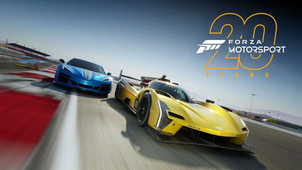 Due auto di Forza Motorsport in pista con il logo del 20esimo anniversario in alto