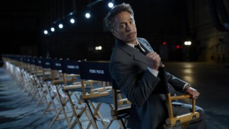 Robert Downey Jr. sulle sedie del cast di Avengers: Doomsday